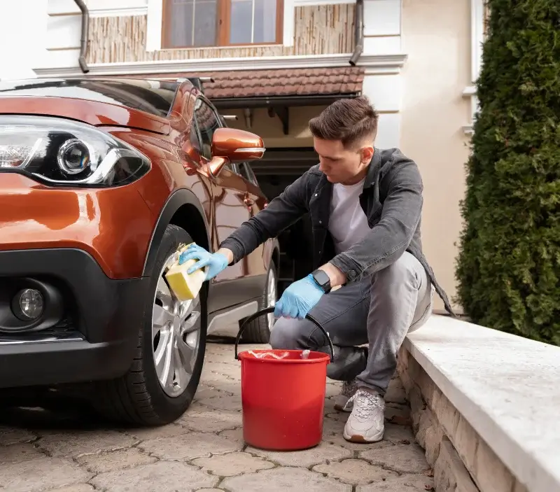 Lavage auto à domicile Le Vieil-Évreux : professionnel intervenant sur un véhicule